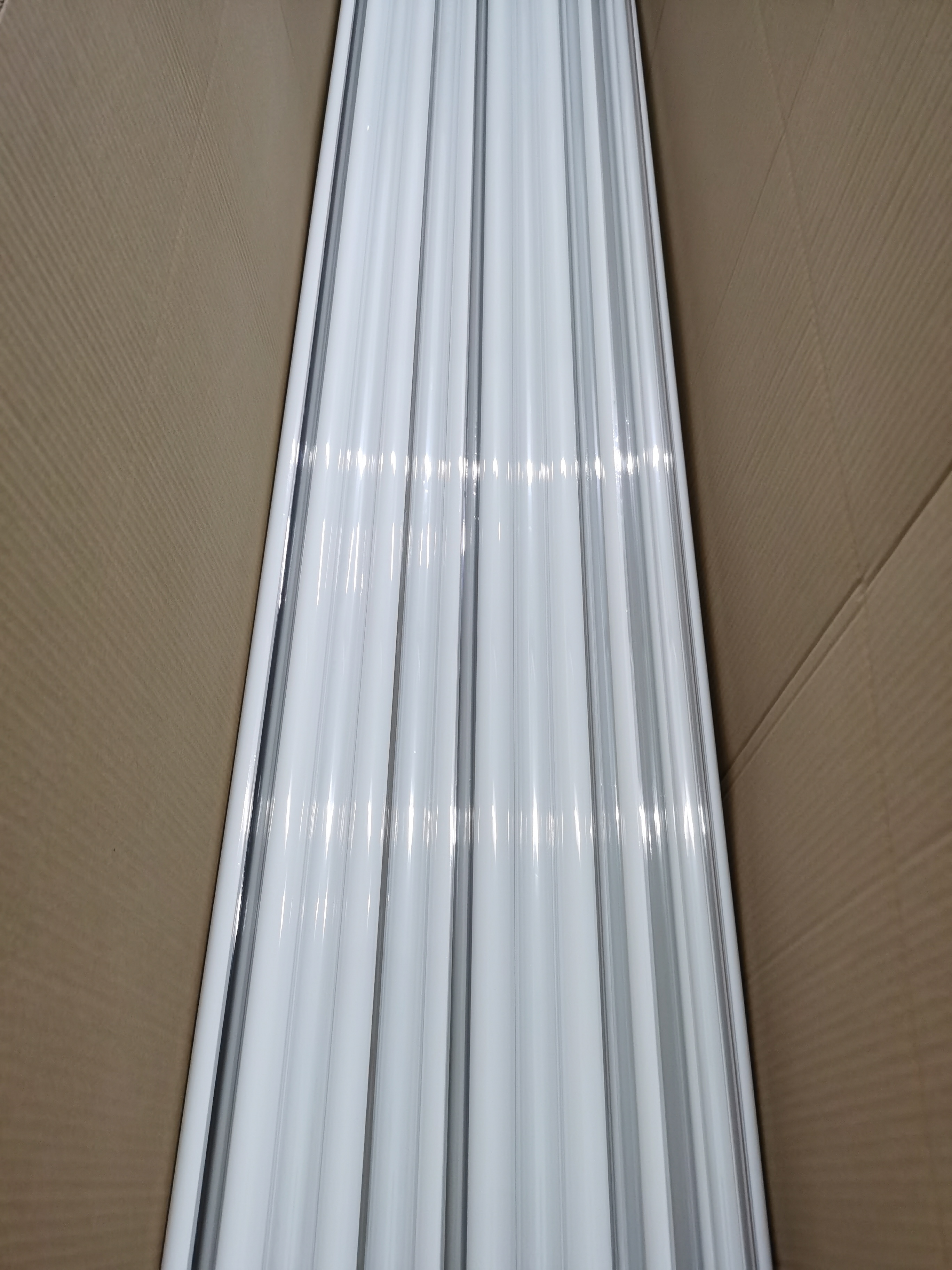 Pagpapadala: LED Surface Mounted Aluminum Profile na may Ilaw na Tatlong Gilid papuntang Uae, Saudi Arabia